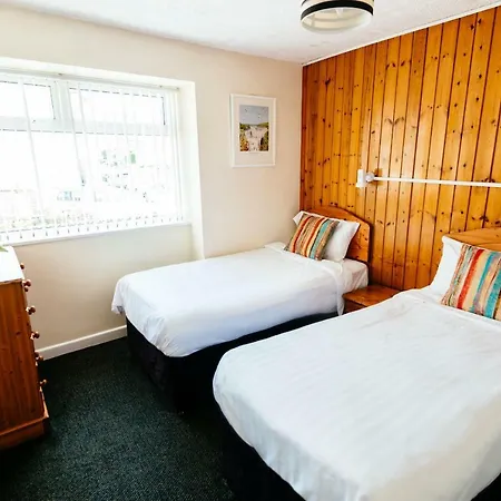 Surfside Stop 3* New Quay